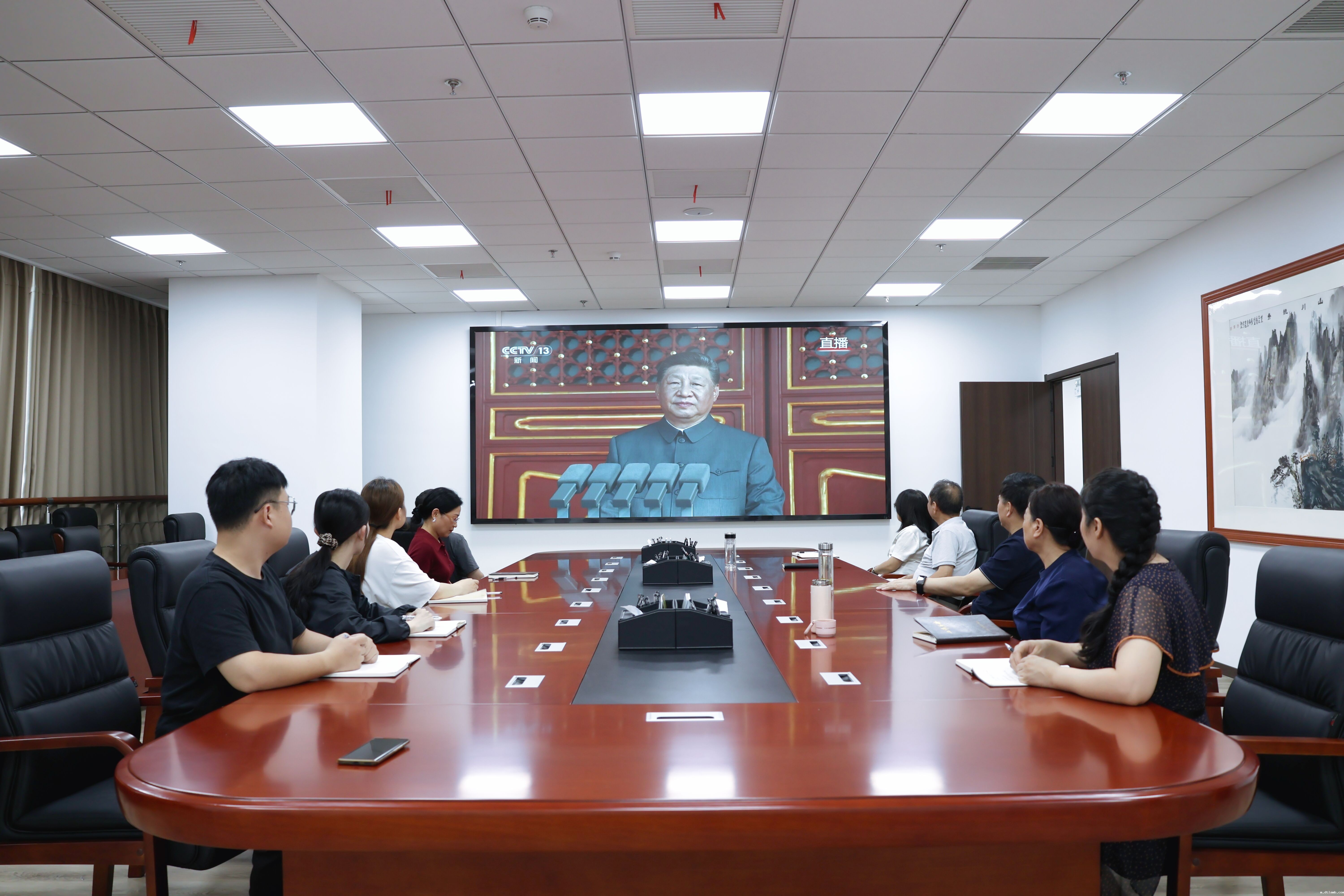 优米官网集体收看中国人民抗日战争暨世界反法西斯战争胜利80周年大会实况